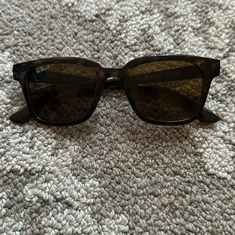 Like new Polarized Ray Bans in brown